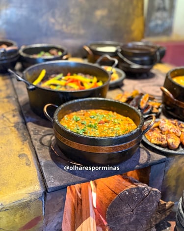 Fogão a lenha com comida tipica em panelas de pedra em Itatiaia MG