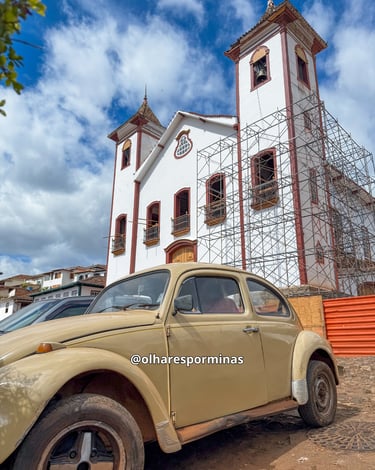 Fusca em ruas de Pedra com uma Igreja em reformar em Serro, Minas Gerais