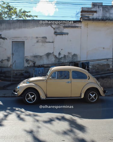 Fusca antigo estacionado em rua de Honório Bicalho, distrito de Nova Lima MG, com casarões simples