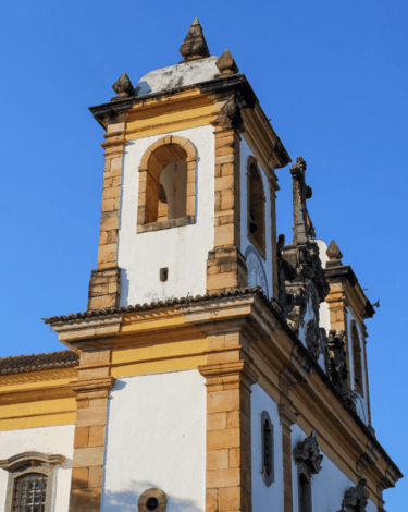 Torres com detalhes de pedra sabão na Igreja de Nossa Senhora do Carmo em Sabará MG