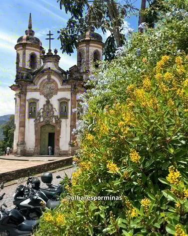 Igreja de São Francisco de Assis em Ouro Preto, com flores a frente