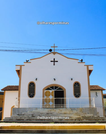 Fachada da Igreja de São Pedro em Cristiano Otoni, Minas Gerais, com escadaria e céu azul