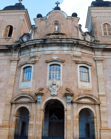 Vista externa da Igreja de São Pedro dos Clérigos em Mariana MG