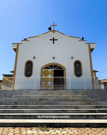 Igreja de São Pedro em Cristiano Otoni, Minas Gerais, vista de frente com escadaria