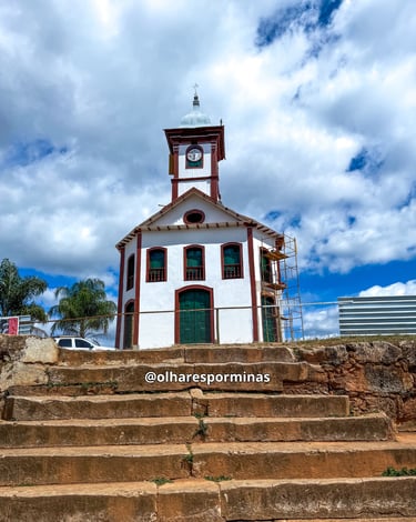 Igreja em estilo colonial no alto da escadaria de Serro, MG, ponto turistico na cidade