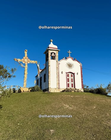 Igreja do Morro Redondo em Ipoema MG com cruzeiro e céu azul intenso