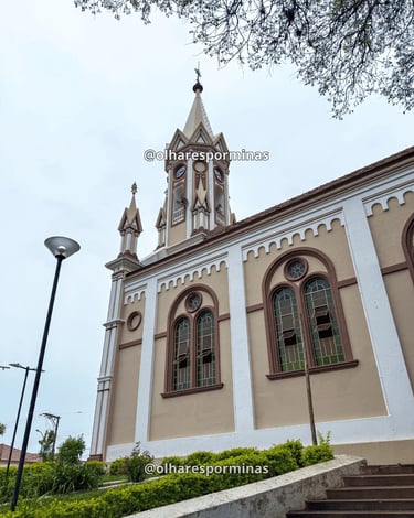 Lateral da Igreja Matriz de Entre Rios de Minas MG com torre e jardins
