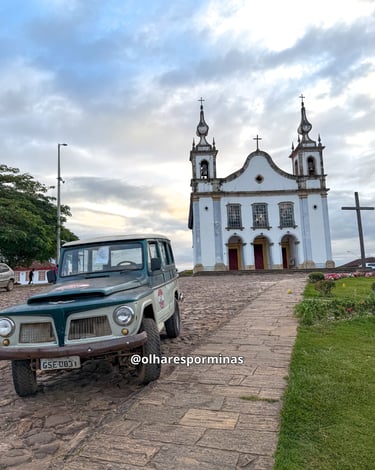 Igreja Matriz de Catas Altas Minas Gerais com carro histórico na frente