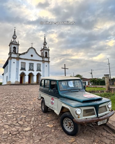 Igreja Matriz de Catas Altas, com carro antigo em frente, ponto turistico em MG