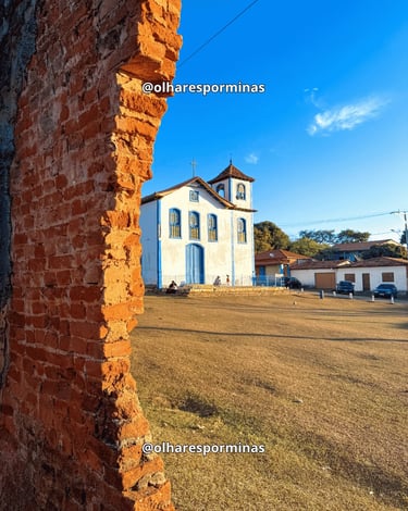 Igreja de Nossa Senhora do Rosário em Curralinho MG, distrito de Extração, vista entre ruínas