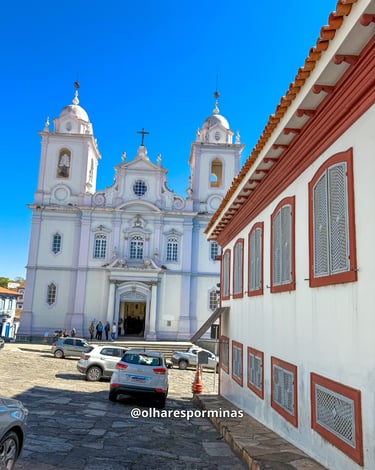 Igreja Matriz da Sé em Diamantina MG, com casa do periodo colonial ao lado