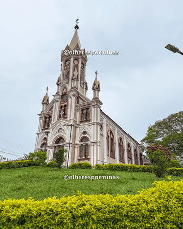 Igreja Matriz de Entre Rios de Minas MG vista do jardim com arquitetura histórica