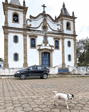 Igreja histórica de Glaura Minas Gerais com fachada colonial e largo de pedra