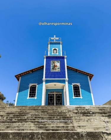 Fachada da igreja de Hermílio Alves MG com azulejos azuis e escadaria ampla