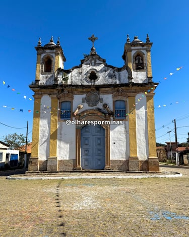 Igreja Matriz de Itatiaia com bandeirinhas a frente, no distrito de Itatiaia, em Ouro Branco MG