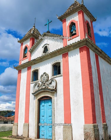Fachada da Igreja Matriz de Lavras Novas com torres e porta azul em Ouro Preto