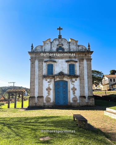 Fachada da Igreja Matriz de Lobo Leite com arquitetura histórica e céu azul em Minas Gerais