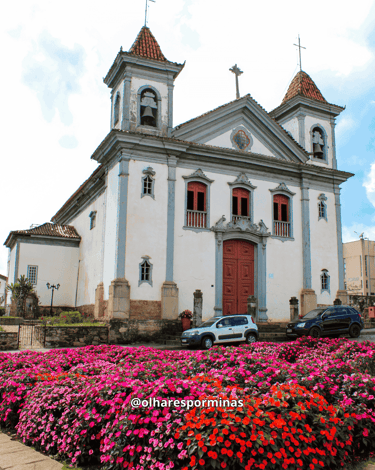 Igreja Matriz de Santa Bárbara, com jardim florido na frente