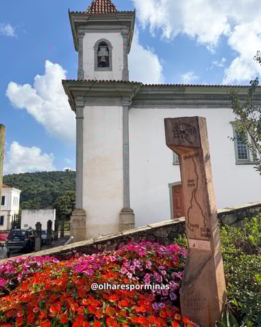 Igreja Matriz de Santa Bárbara, com o Toten da Estrada Real a frente