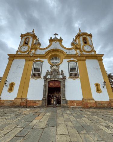 Vista externa da Igreja Matriz de Santo Antonio, com céu nublado em Tiradentes MG