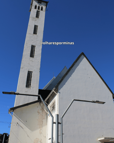 Igreja Matriz com torre alta em Rio Acima Minas Gerais