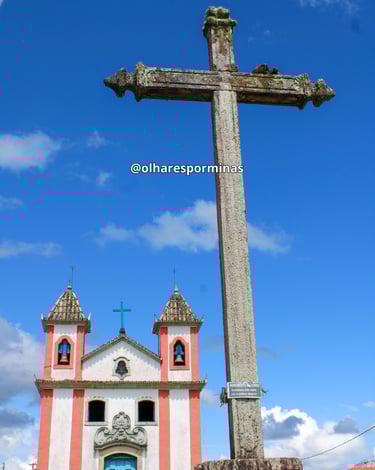 Igreja Matriz de Lavras Novas com cruz a frente, distrito histórico de Ouro Preto MG