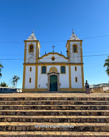 Igreja de Santo Amaro em Queluzito, uma igreja barroca com uma escadaria a frente