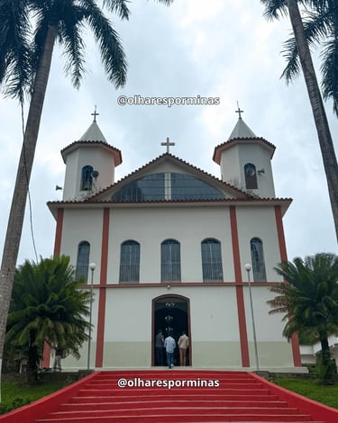 Igreja Matriz Nossa Senhora das Oliveiras em Itambé do Mato Dentro MG, com torres, cruzes e palmeira