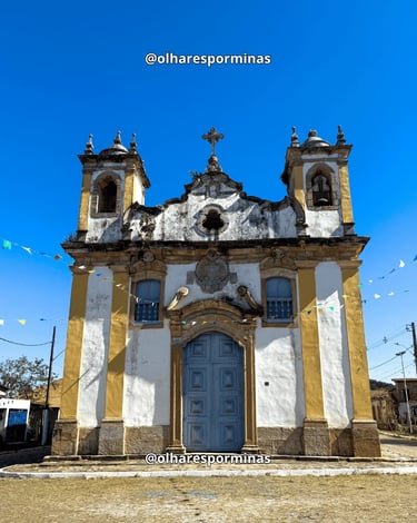 Fachada da Igreja Matriz de Itatiaia em Ouro Branco MG, torres, porta azul, arquitetura histórica