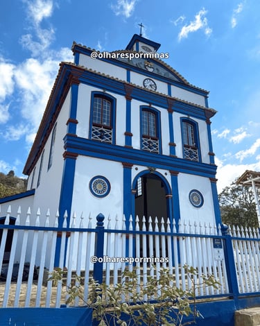 Igreja de Biribiri, em Diamantina, com fachada branca e azul e céu aberto