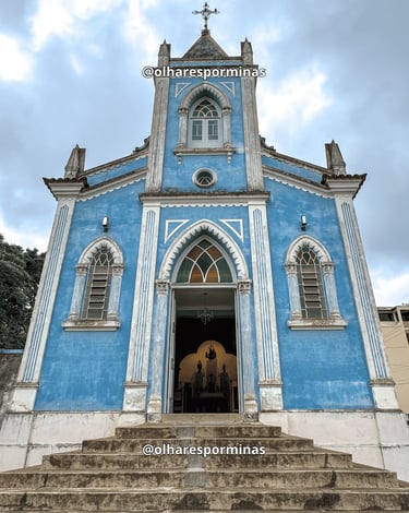 Fachada azul da igreja no centro histórico de Lagoa Dourada em Minas Gerais