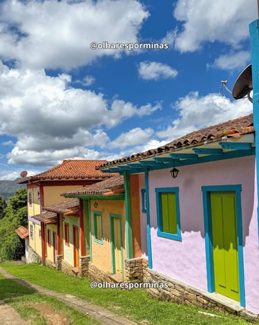 Casas coloridas com arquitetura tradicional em Lavras Novas, distrito de Ouro Preto