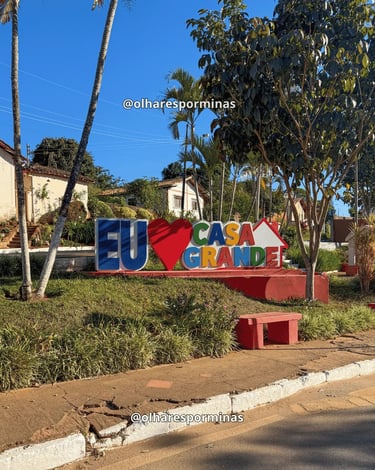 Letreiro “Eu amo Casa Grande” em praça arborizada no centro da cidade mineira