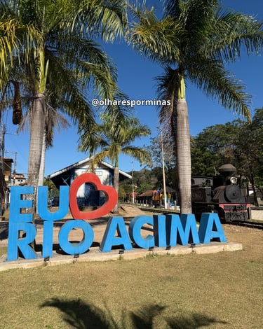 Letreiro escrito eu amo rio acima, cidade turistica em Minas Gerais, com uma estação ferroviaria ao