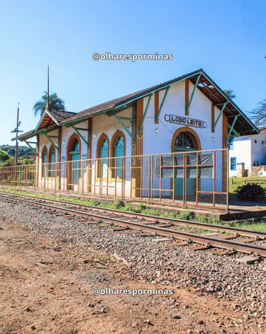 Estação Ferroviária de Lobo Leite com trilhos de trem e arquitetura preservada em Minas Gerais