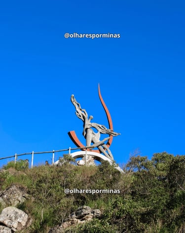 Monumento no Morro Redondo em Ipoema MG com paisagem natural e céu azul