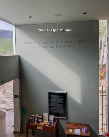 Uma parede com uma frase no Museu da Liturgia em Tiradentes MG