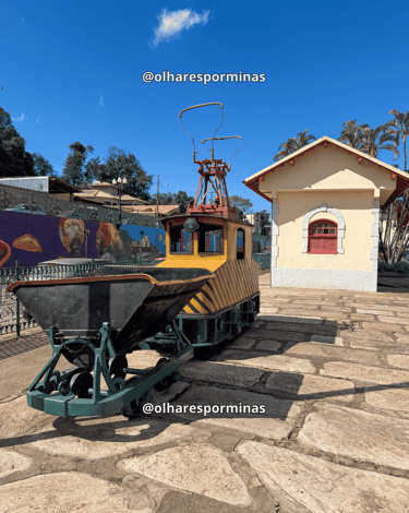 Bondinho histórico na antiga estação ferroviária de Itabirito MG sob céu azul