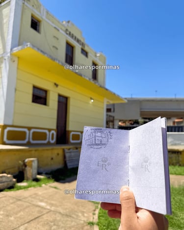 Passaporte da Estrada Real com carimbo de Carandaí MG em frente a prédio histórico da cidade