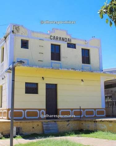Estação Ferroviária de Carandaí MG com fachada amarela e detalhes históricos preservados