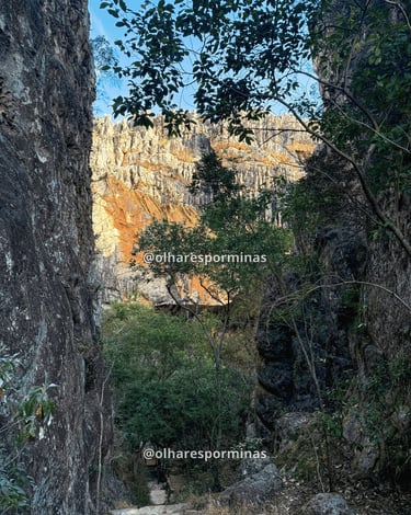 Cânion da Gruta do Salitre em Diamantina com paredões rochosos e vegetação nativa