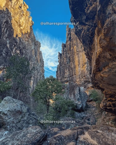 Trilha entre formações rochosas da Gruta do Salitre em Diamantina Minas Gerais