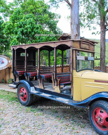 Carro antigo preservado no Museu dos Automóveis em Bichinho, perto de Tiradentes MG