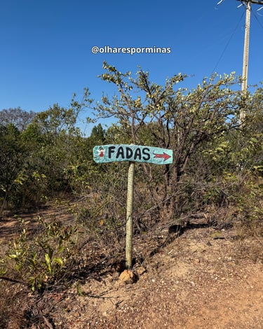 Placa que indica a localização que aponta a localização da Cachoeira das Fadas