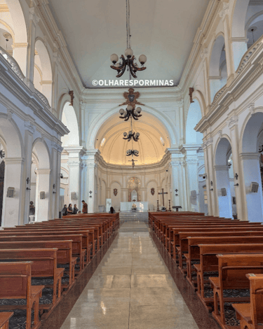 Vista interna da Catedral Metropolitana da Sé com bancos de madeira em Diamantina MG