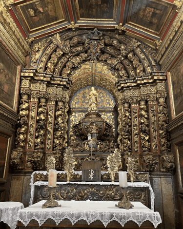 Vista interna da Capela de Nossa Senhora do Ó, com detalhes em Ouro no altar em Sabará MG
