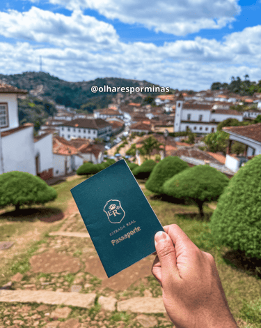 Passaporte da Estrada Real fechado com Serro ao fundo em Minas gerais