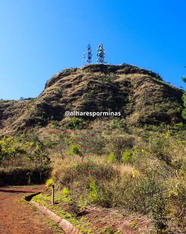 Pico da Serra do Curral com montanha e vegetação em Belo Horizonte MG