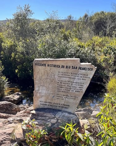 Placa da nascente histórica do Rio São Francisco, na Serra da Canastra, em Minas Gerais