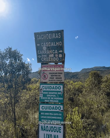 Placa de metal rústica com indicações para as Cachoeiras do Cascalho, Carranca e Cruzado